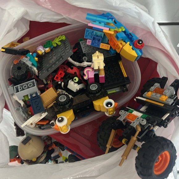 LEGOS!!!!!!!! - Picture 6 of 8